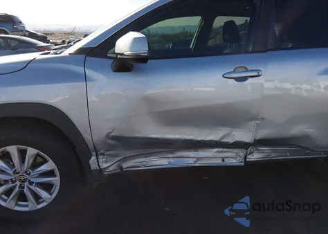 2022 Toyota Corolla Cross Le z USA, uszkodzony, nr VIN 7MUBAABGXNV010020